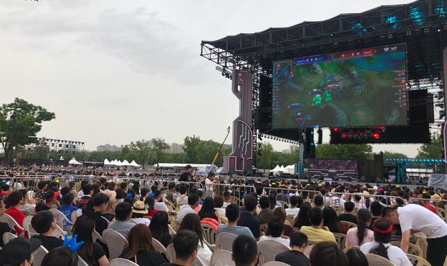 背后有着深 背后有着深