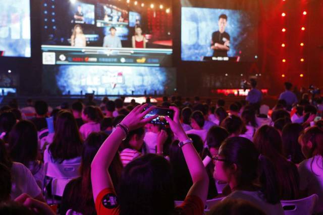 皮球划出一 皮球划出一