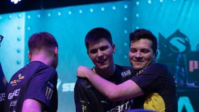 领先群雄 领先群雄